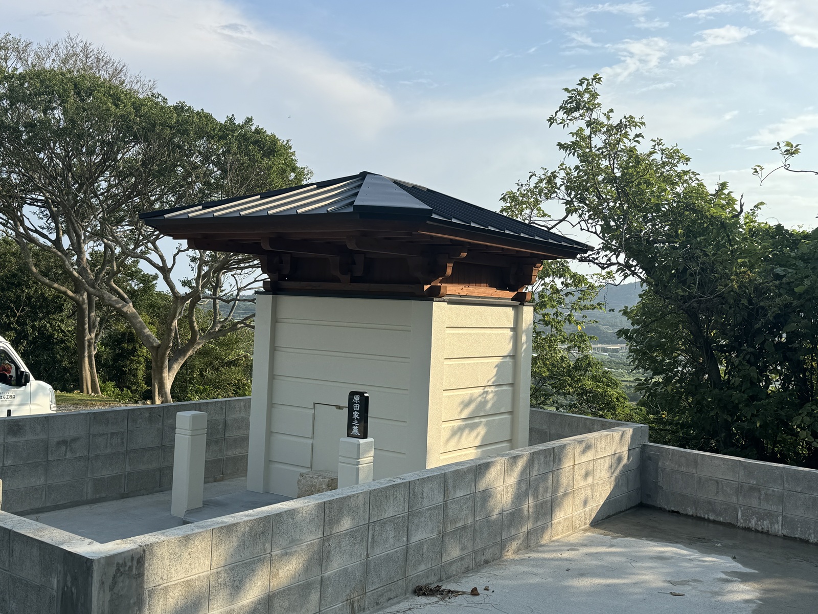 木造屋根の墓