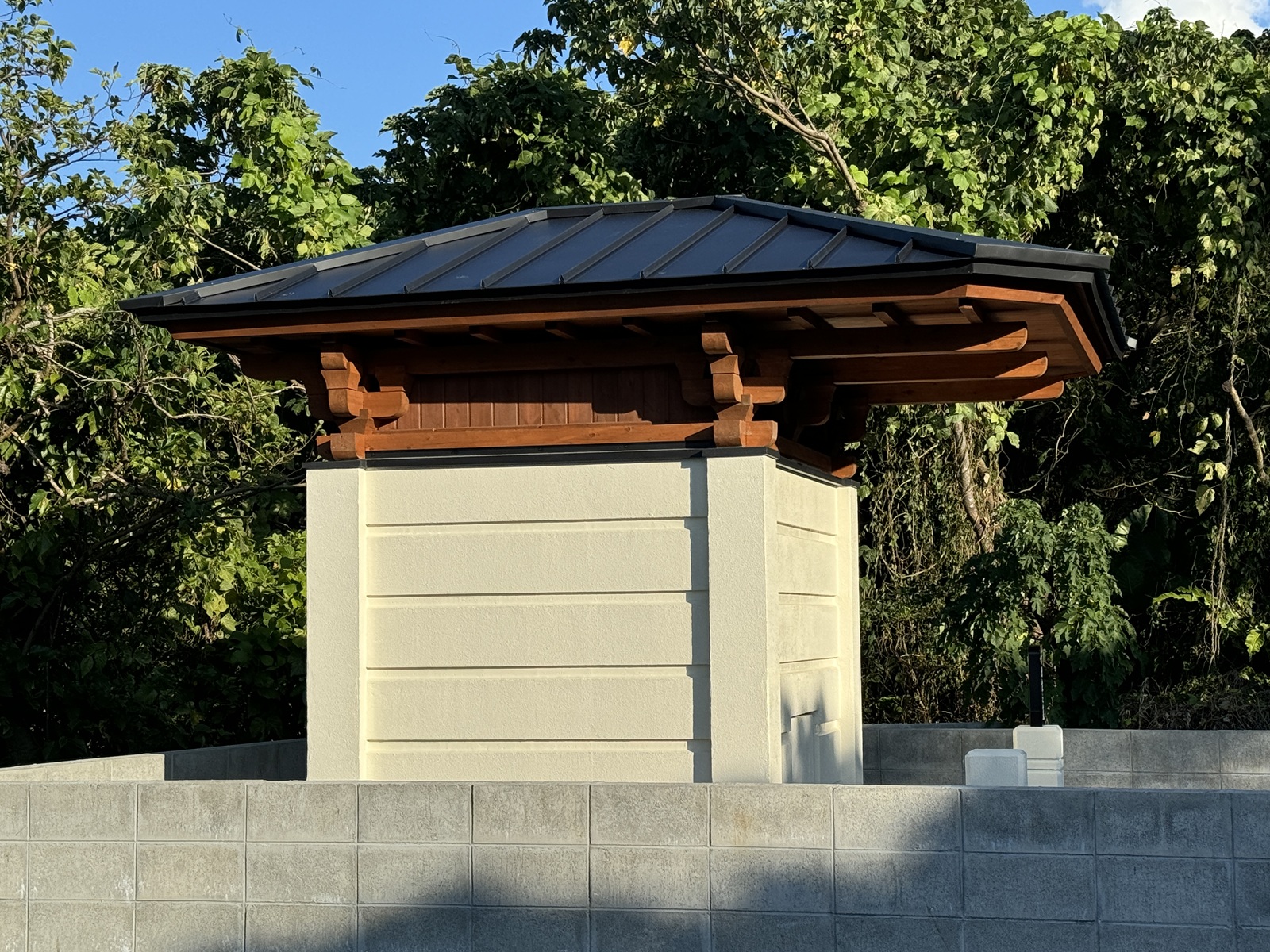 お墓の屋根完成